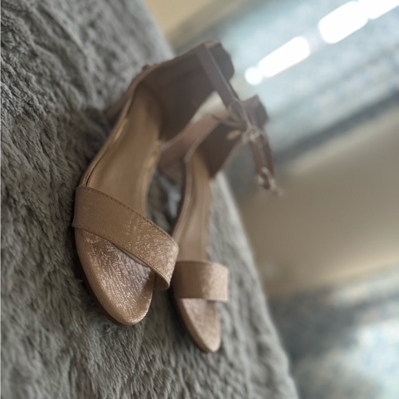 Girls Nine West champagne dress shoes size 4, excellent condition. Worn once. - Picture 3 of 13